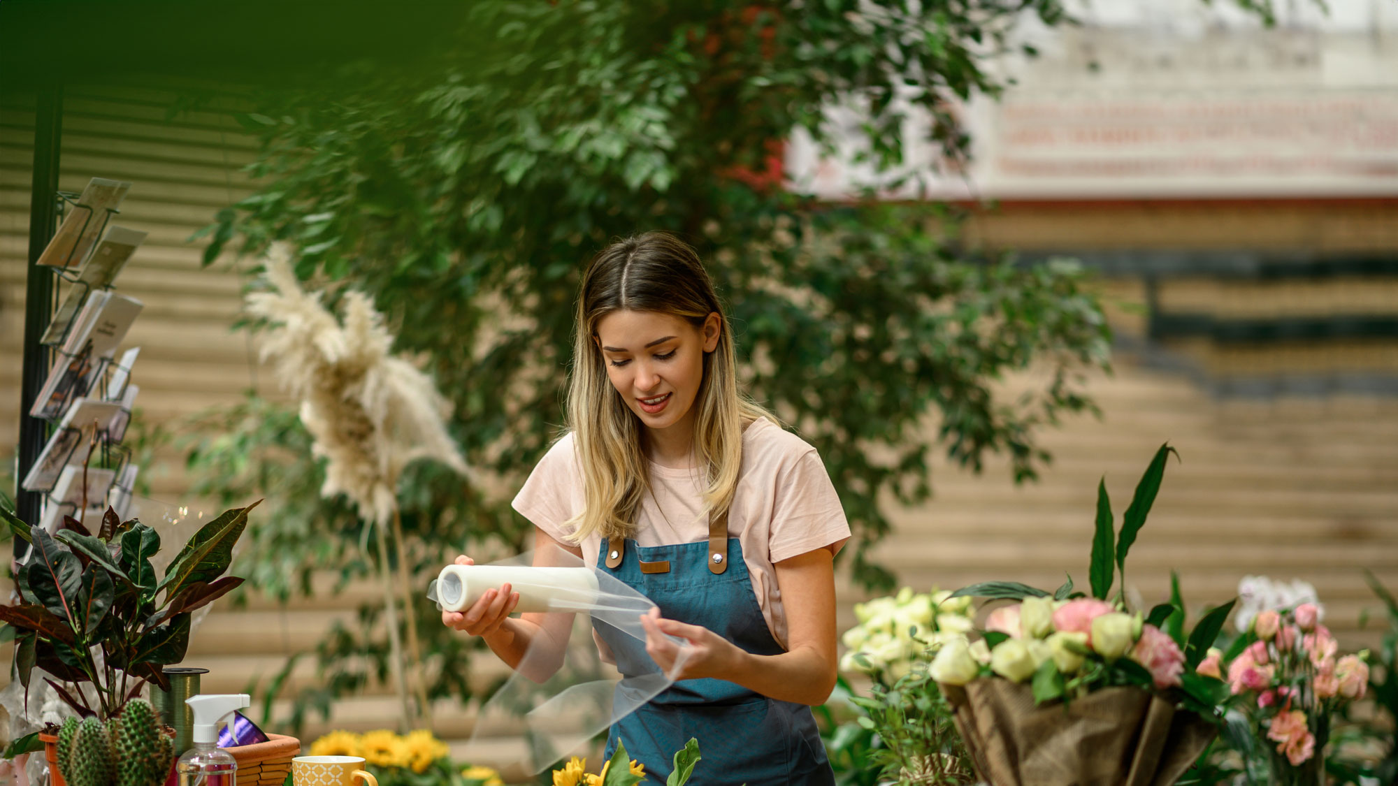 Leerstand verringern, Lebensqualität steigern - zwei Frauen mit Blumen in der Hand, vor einem Ladenlokal